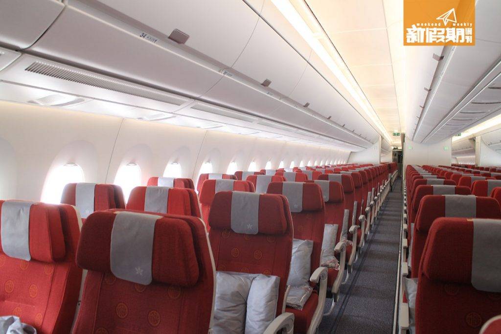 香港航空貴賓室 Economy Comfort 的座位數量跟經濟艙不遑多讓，佔了半架飛機。