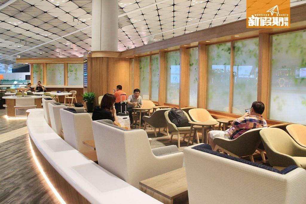 香港航空貴賓室 使用港航 Lounge 的旅客較少，可以寧靜享受上機前時間。