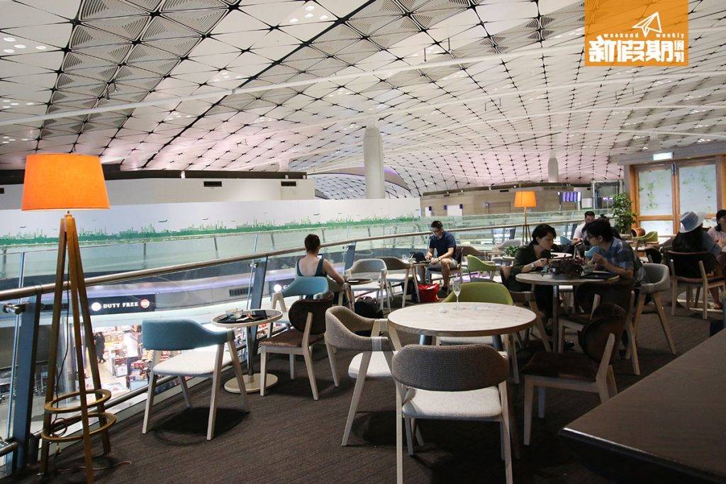香港航空貴賓室 部分座位面向下一層的免稅店