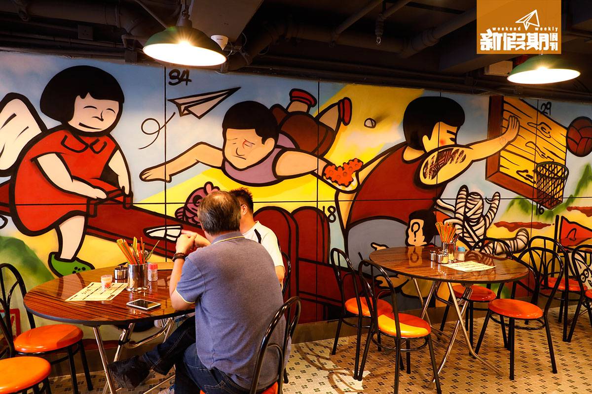 旺角 茶餐廳 懷舊 餐廳內不同區域都各有特色，這邊牆身飾以康樂棋的棋盤，非常繽紛。