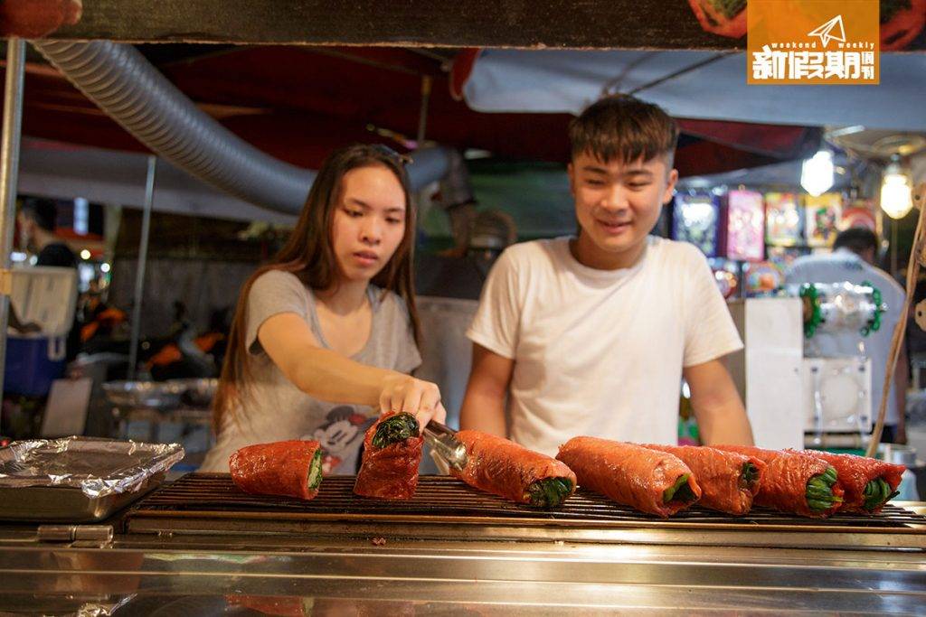 台北夜市 原條的香葱肉卷分分鐘長過手臂，用料實在。