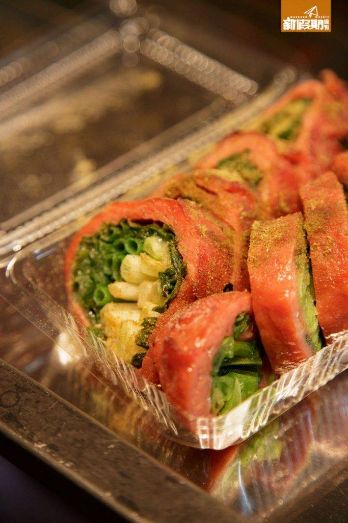 台北夜市 厚實的豬肉包著份量極多的三星葱，啱晒喜歡食葱的人。