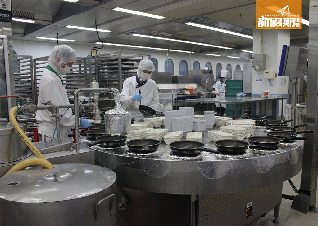 國泰 台北 飛機餐 18個平底鍋放於圓形奄列製作機上，順時針轉。