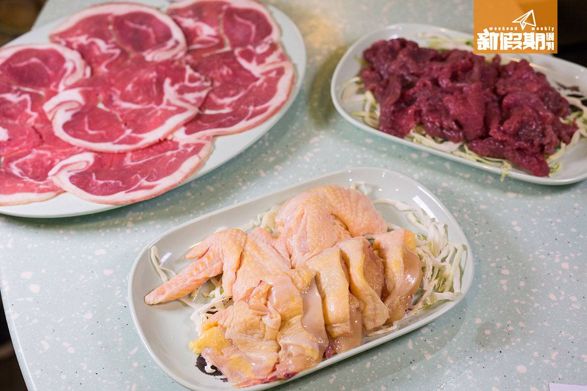 任食火鍋, 雞煲,自助餐 任食肉類有3款，包括雞肉、羊肉和駝鳥肉。