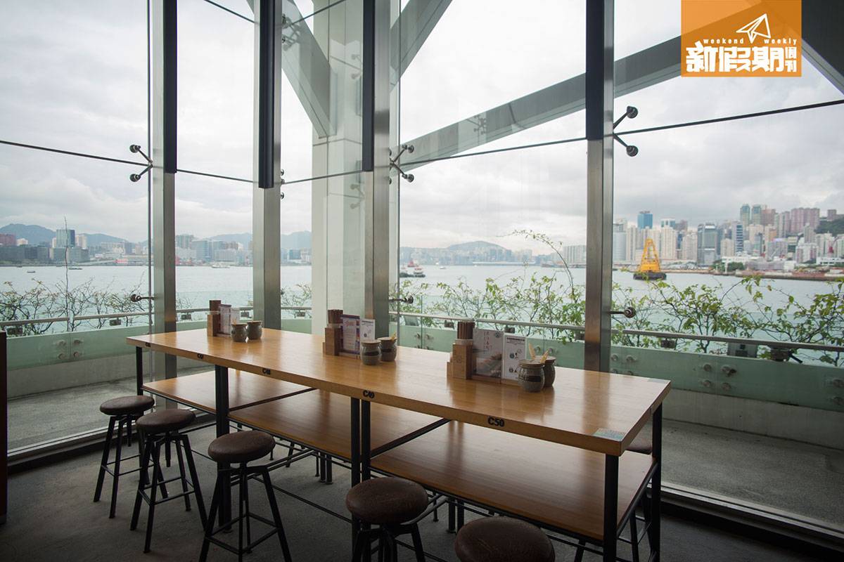 任食生蠔 餐廳用透明玻璃，用餐時可邊欣賞維港海景。
