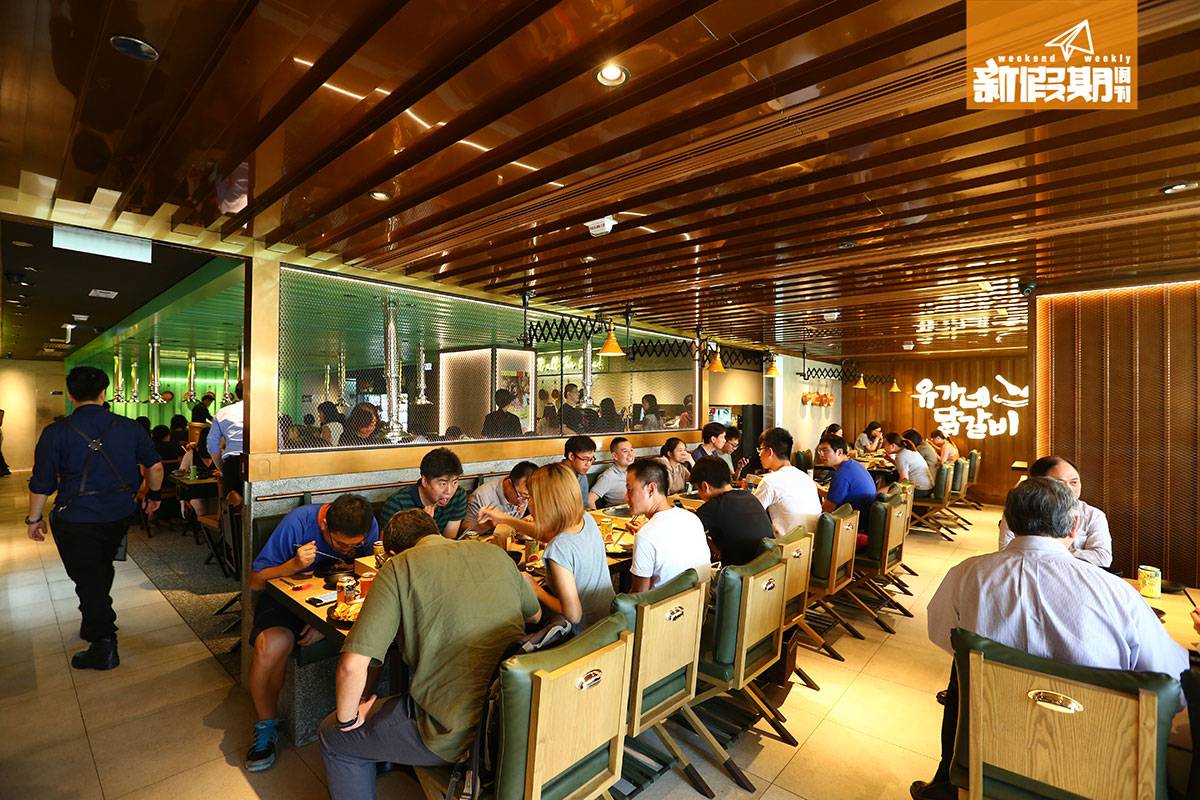 沙田 炸雞 柳氏家 雖餐廳接受訂位，但大部份座位都預留給Walk in客人，想食的最好早點到餐廳排隊入座。