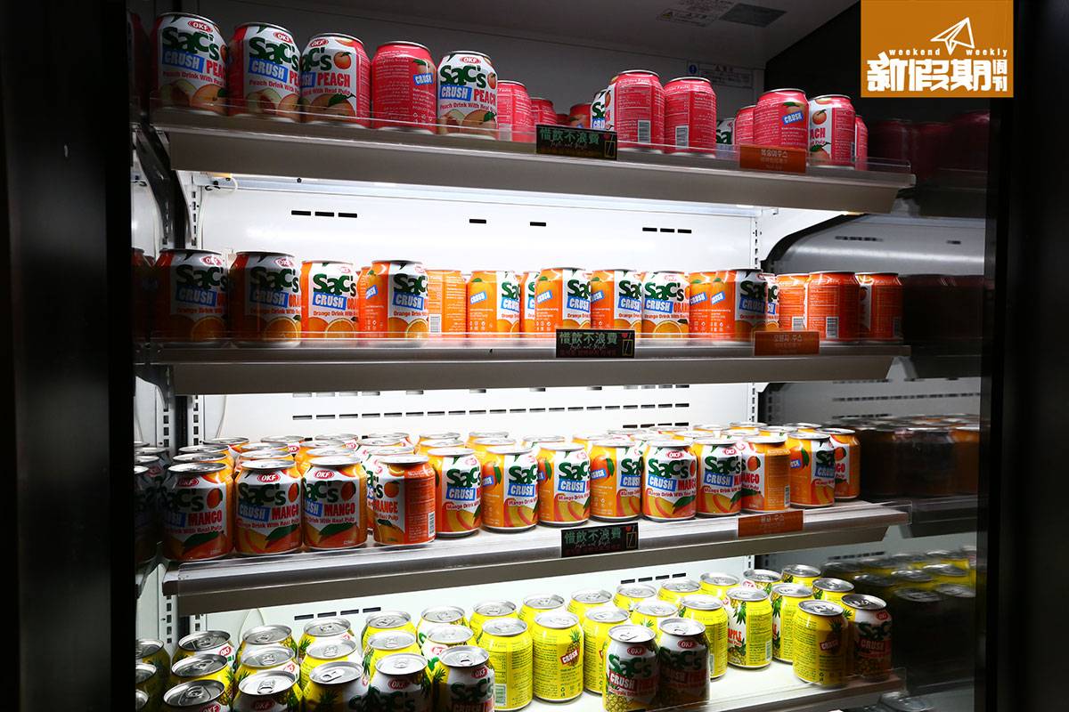 沙田 炸雞 柳氏家 另一邊也有凍櫃，有不同款式的韓國果汁。