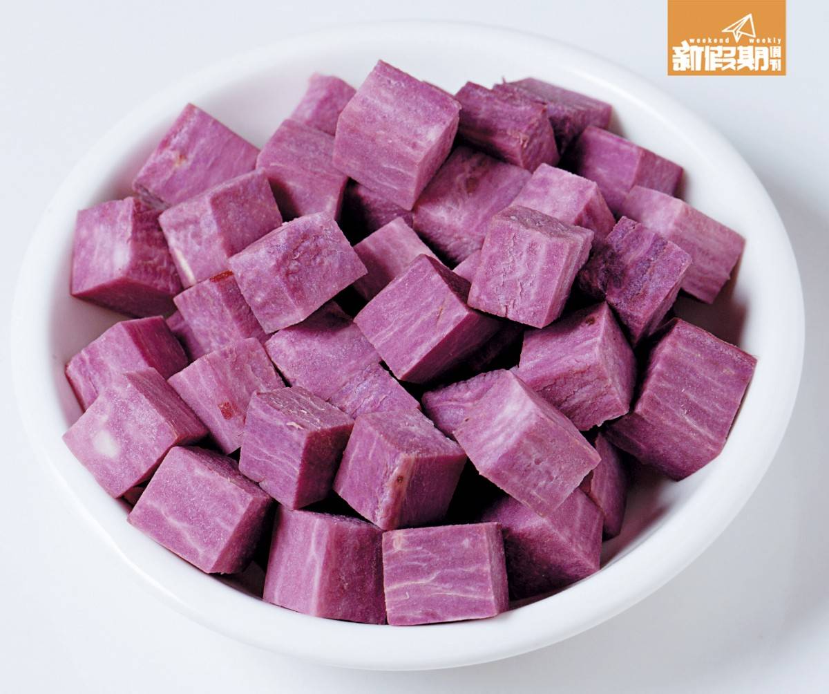 紫薯 紫薯莖尖嫩葉含有豐富的維生素、蛋白質、可食性纖維及可溶性無氧化物質，經常食用可幫助減肥、健美與防癌等功效。