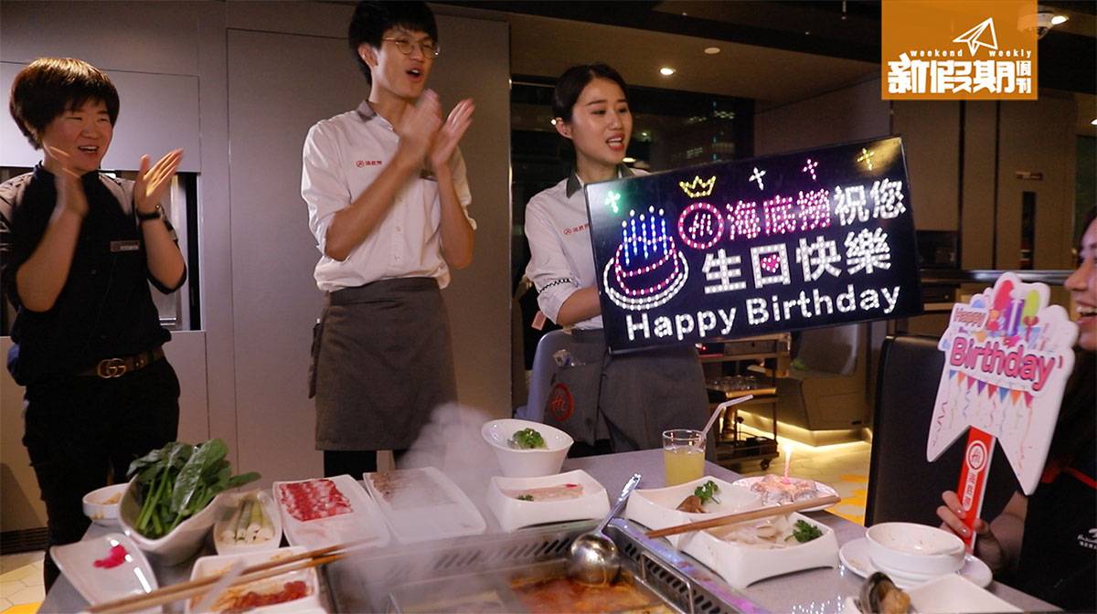 生日飯餐廳 如有朋友生日的，記得早點通知店員準備！記者當日有店員埋頭舉燈牌唱生日歌，好開心！