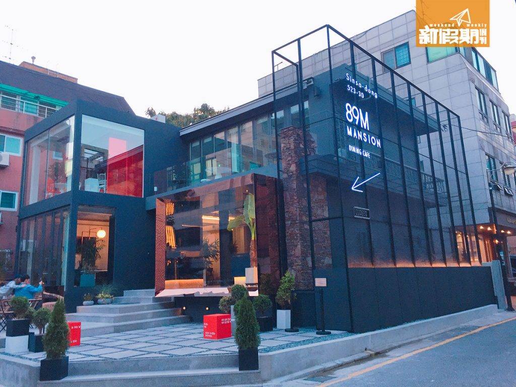 李鍾碩Cafe Cafe 一共有兩層，很有設計感！