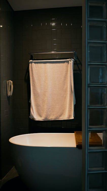 酒店禮儀 為了環保、節省不必要的洗滌工序，不少酒店都在浴室和床鋪上放上小告示，呼籲住客清楚放置用過的毛巾。