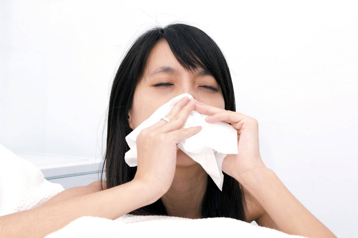 氣管敏感 感冒症狀將會持續整日，而氣管敏感在早上和晚上較為嚴重。