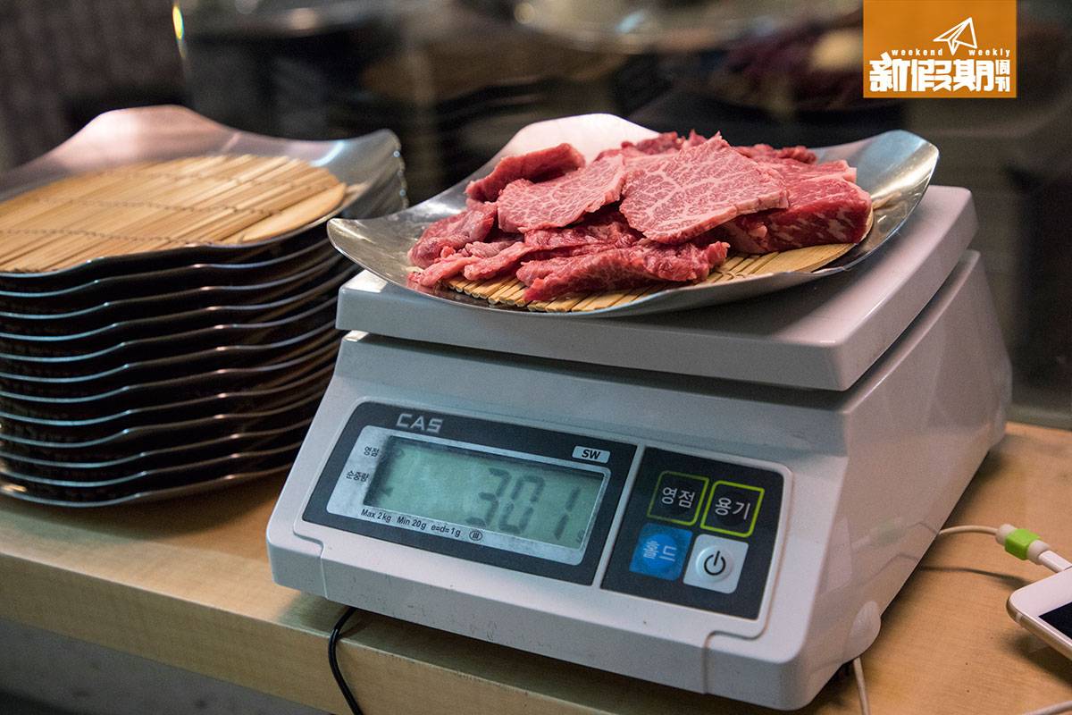 弘大 美食 每份150克 ₩25,000/HK5，兩人份的牛肉一定會稱足 300 克！