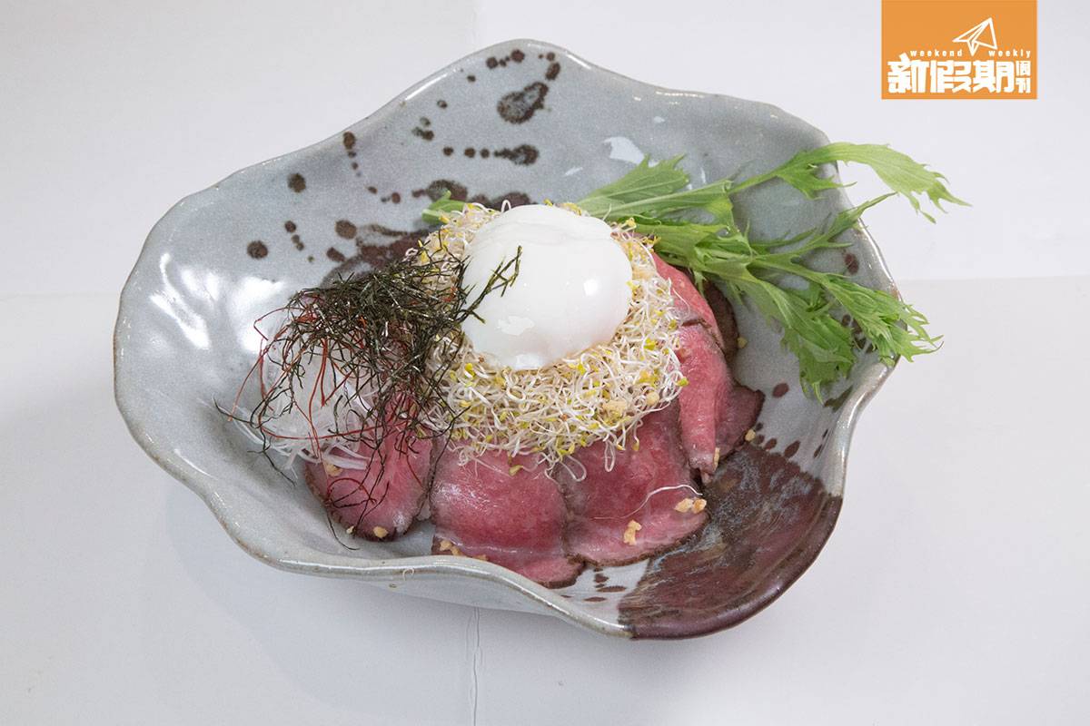 和牛 燒和牛蓋飯把牛腿肉煎至微粉紅，脂肪紋理分明，配上日本石州野的米飯、溫泉蛋和沙律醬、芽菜。