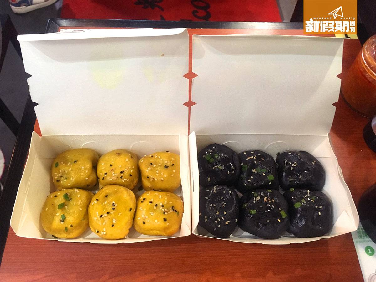 上海生煎王 生煎包 新口味一黃一黑，原來是包子皮分別加了咖喱粉和墨魚汁製作。