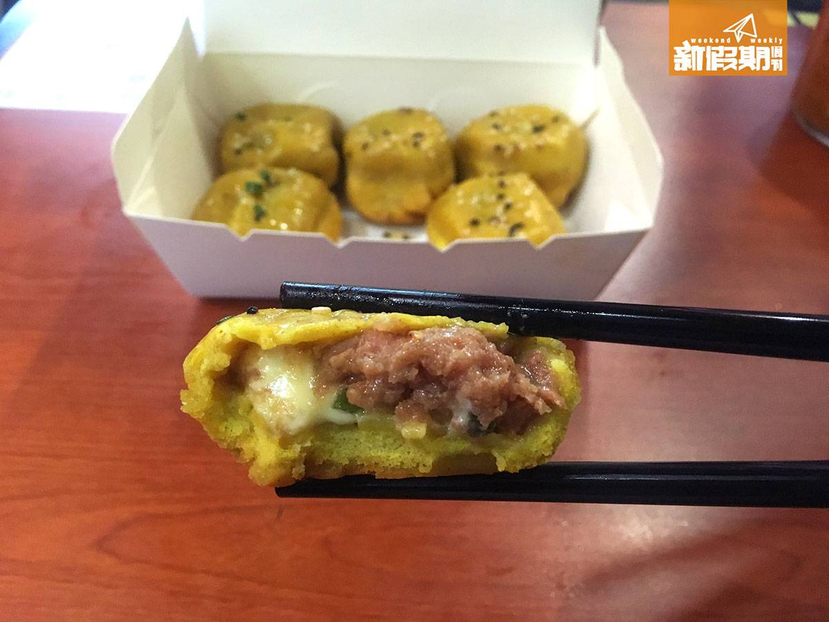 上海生煎王 生煎包 一咬即有Juicy肉汁湧出，入口有香濃咖喱牛肉味，幾香口，不過芝士味略嫌有點蓋過了咖喱味。
