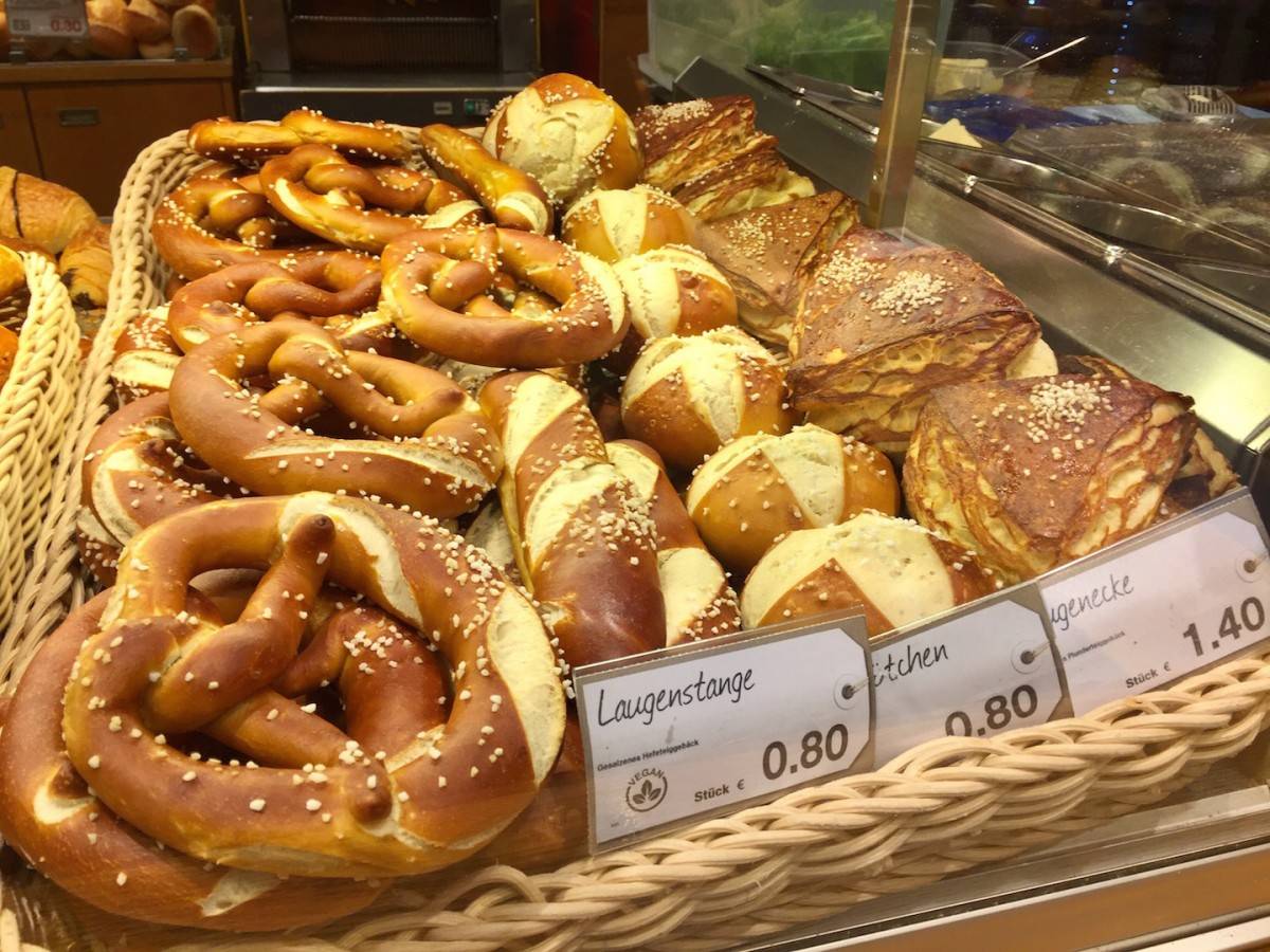 德國街頭小食 麵包店、火車站必定買得到 Laugenbrezel，搭乘火車前必買！售價約0.8歐左右。