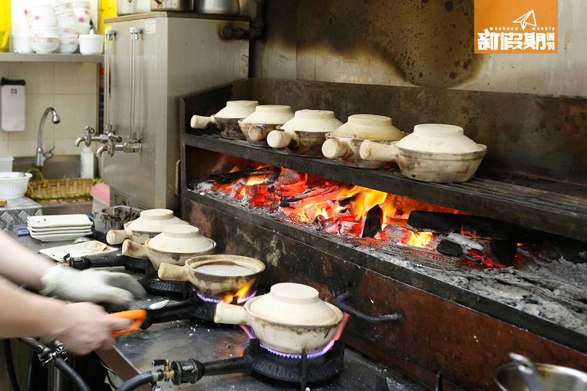 筲箕灣 炭火煲仔飯 煲仔飯 飯底煮起後，就放炭爐上燒，香氣特別濃厚。