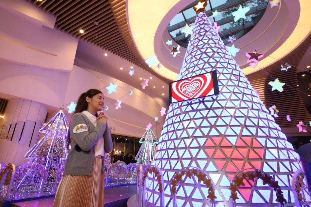 2017聖誕 以1,246顆LED彩燈組成的6米高聖誕樹。