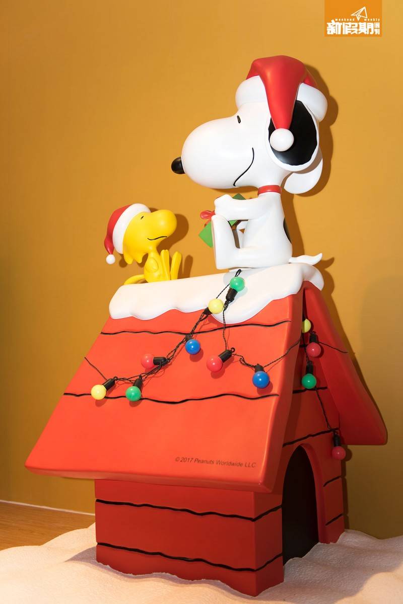 商場聖誕 說起《花生漫畫》，怎少得那全球最出位的狗屋。其亦已加上聖誕裝飾，為佳節準備就緒。