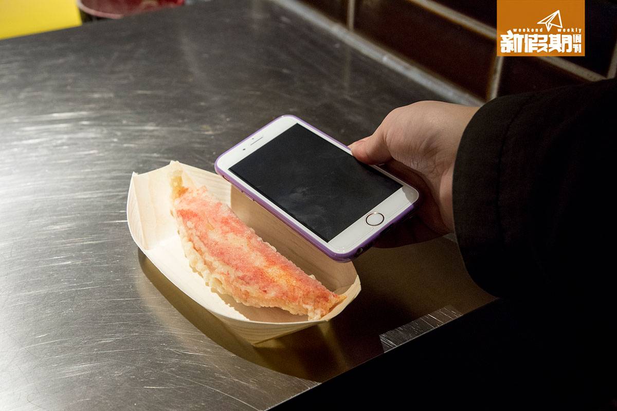 水產市場 玉子燒 灣仔 蟹柳非常粗身，長過iPhone 6s！粉漿上得薄身，而且只下了少少鹽調味，口感不錯。