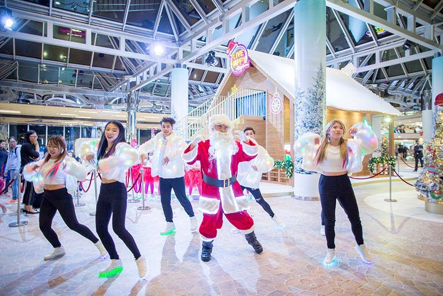 打卡必去 今個月太古城中心將上演《狂舞派》，聖誕老人同一班舞蹈員大跳勁舞。