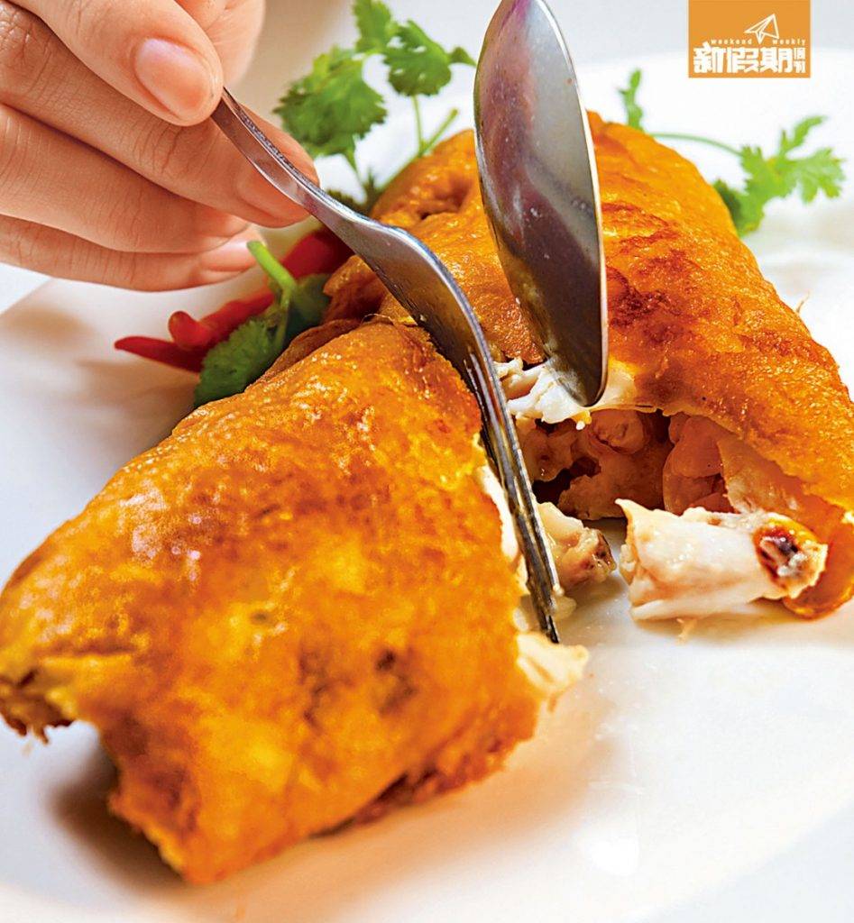 曼谷 米芝蓮 美食 蟹肉奄列，要不是阿姐手勢好，便只會索曬油，而不能做到現在外脆内軟、蟹肉沾滿蛋漿的效果。