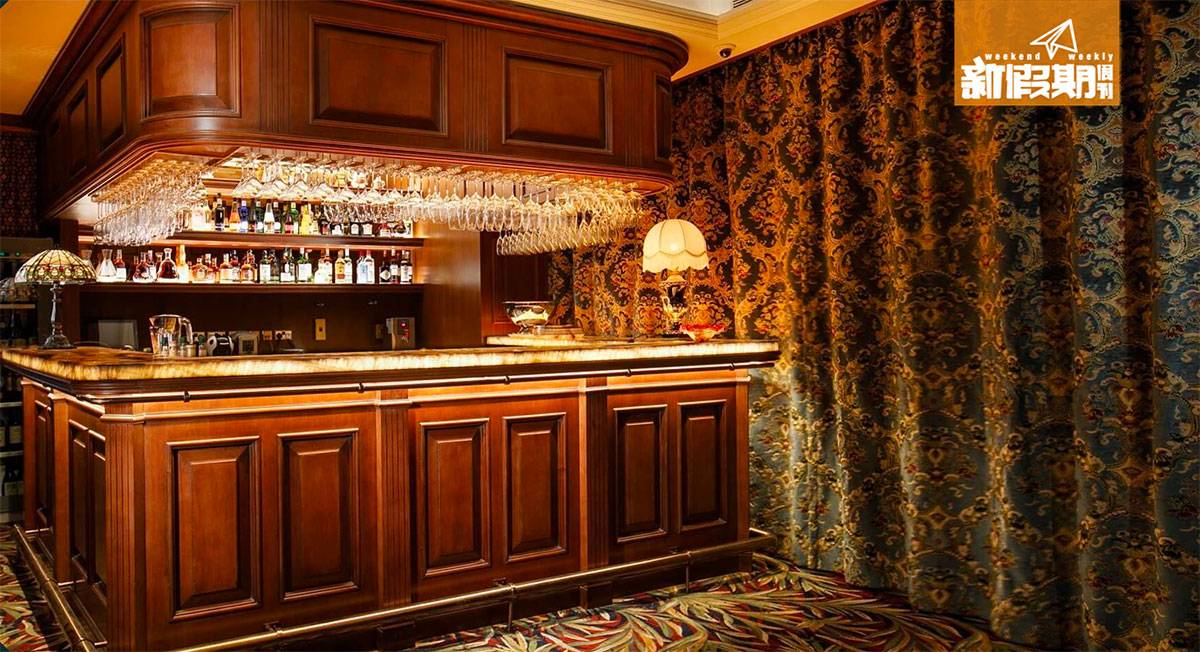 張敬軒 灣仔 仙后 餐廳 junon 先是見到歐式的酒吧，令人聯想到衣觀楚楚的紳士們一手拿著dry martini或old fashion，等他們的女伴一樣。