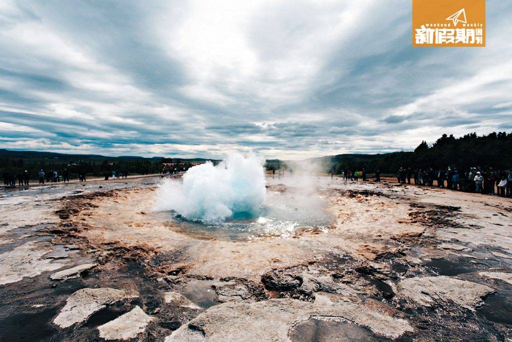 冰島 極光 冰島著名的地熱噴泉每5-8分鐘就會噴出25米高的空氣，極為壯觀。