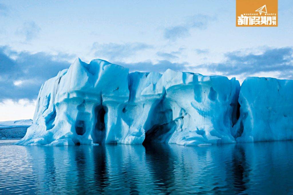 冰島 極光 冰河湖也是冰島的著名景點，14小時的觀光團會坐慢船遊覽，可以看到最細緻的畫面。