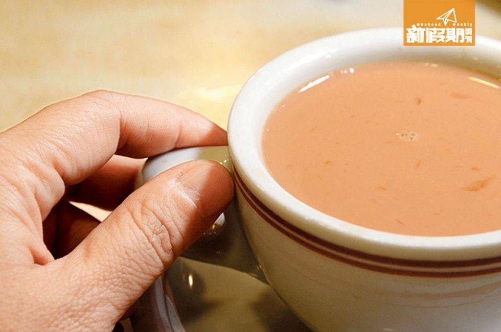 奶茶 瓷杯盛奶茶，保溫加強。