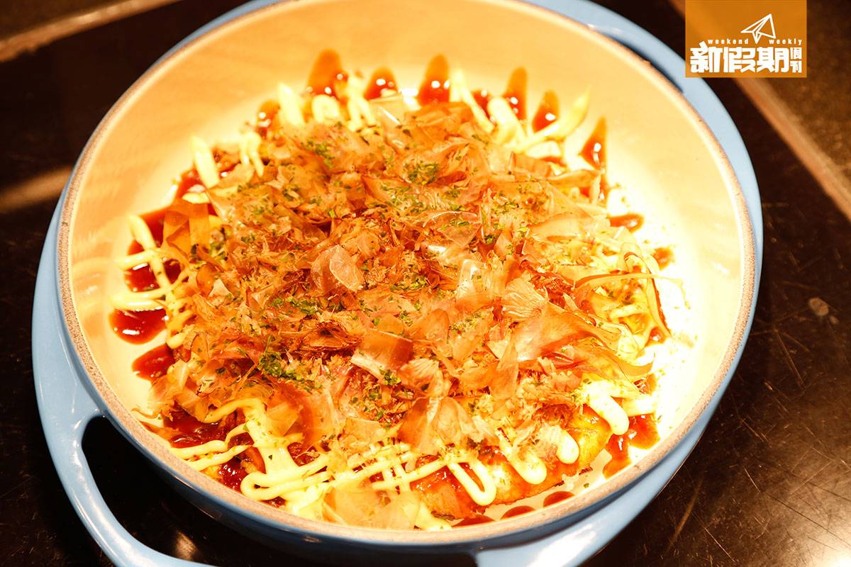任食生蠔 自助餐 和牛 金域假日酒店 棷菜豬肉大阪燒有勁量沙律醬和炒麵醬。