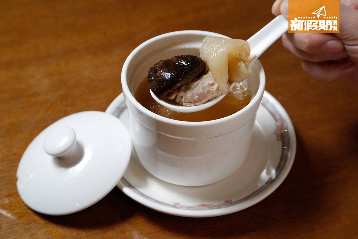 任食生蠔 自助餐 和牛 金域假日酒店 想喝熱湯的有西式湯和蜆肉麵豉湯，還有花膠圓肉燉老雞，非常滋補。