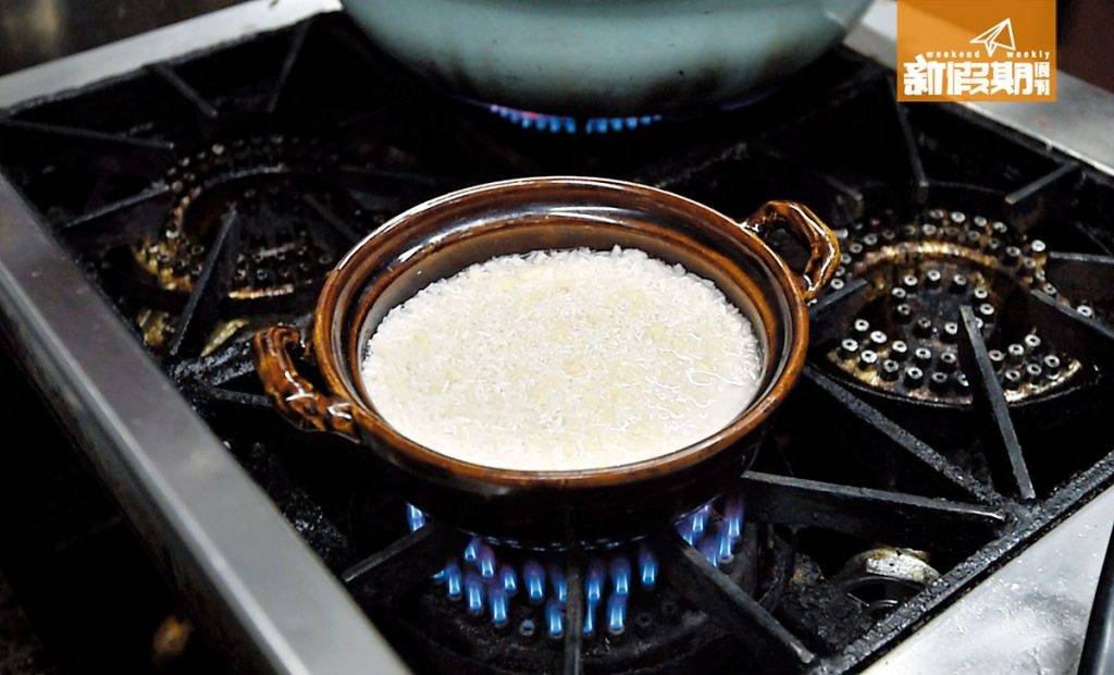堅料豬手車仔麵店 煮的過程也很講究。先微火燒暖瓦煲，令米粒受熱均勻，下浸過的米及水，調至大火，避免米粒浸水 時間過久會過腍。