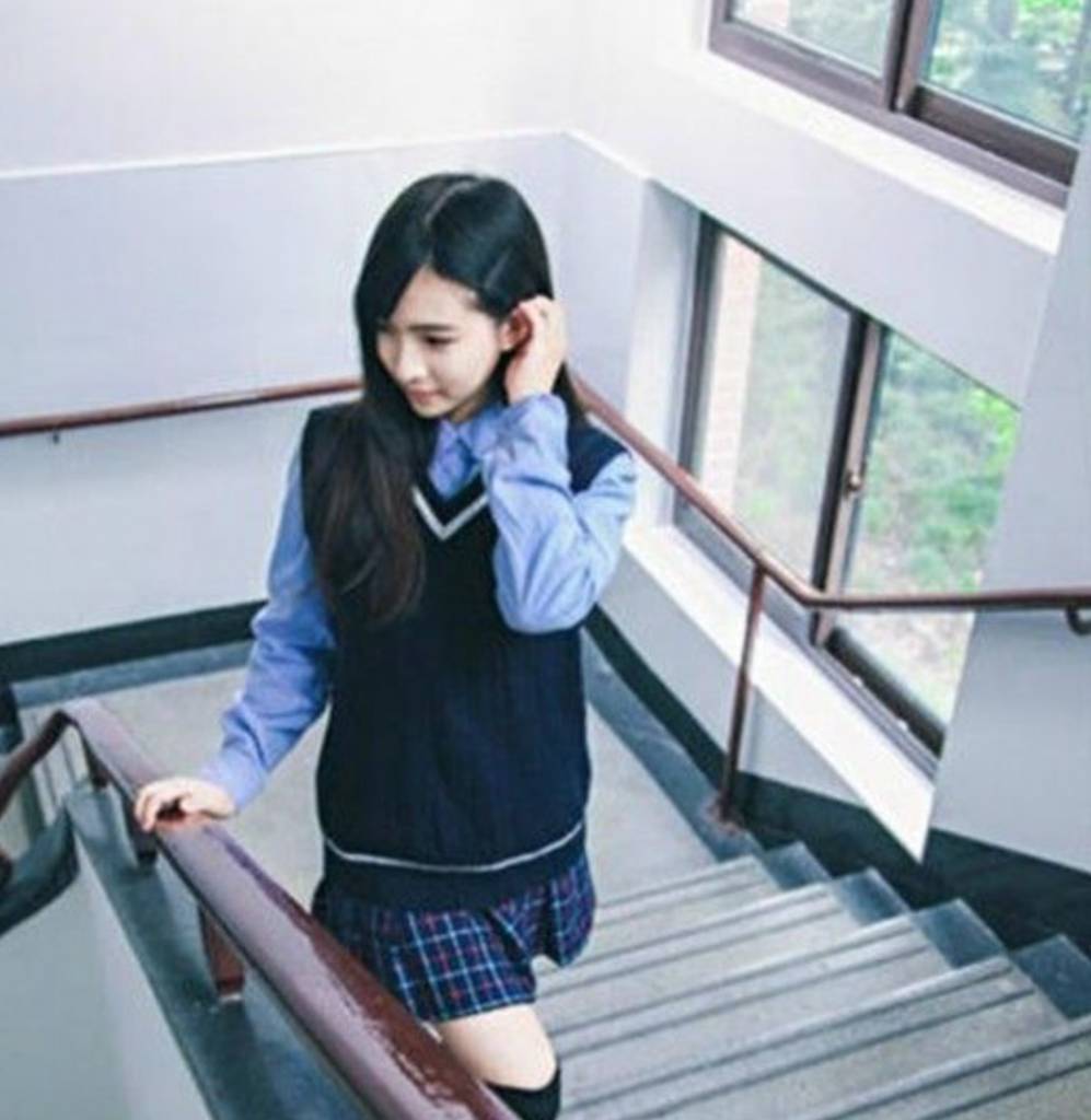 校服 不過現在很多中國的學校校服設計都開始跟隨潮流，雖然款式比較好看了。