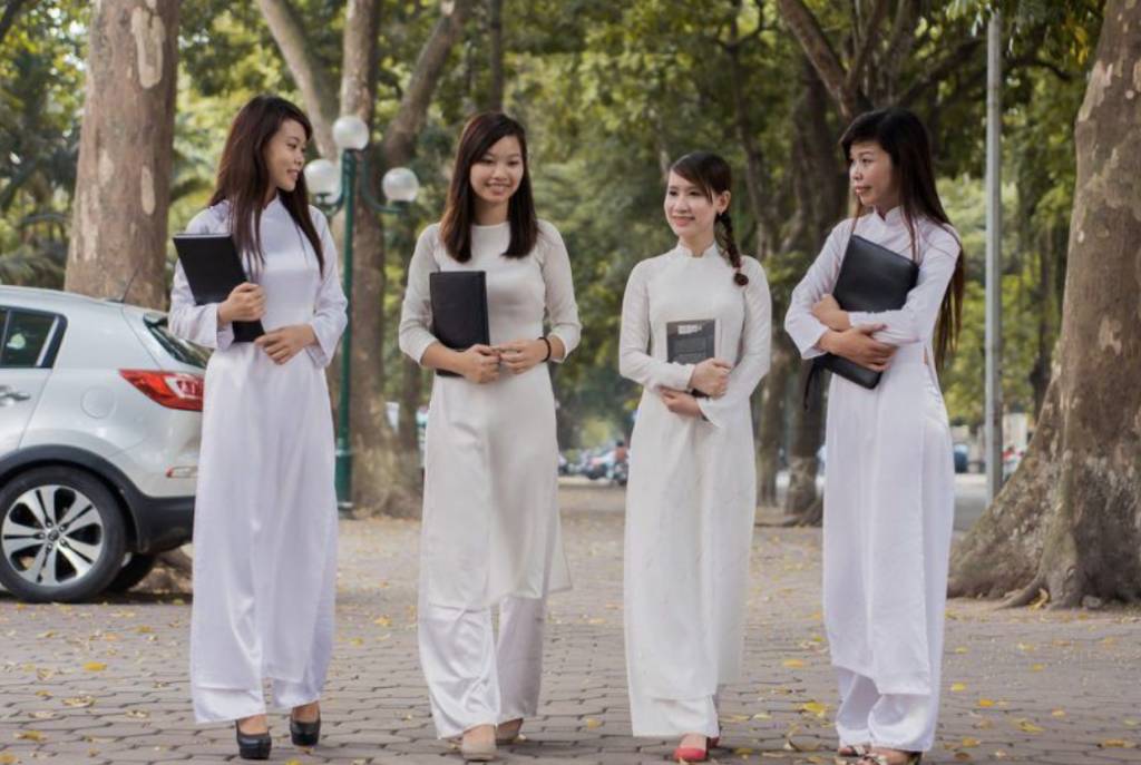 校服 越南大部分的學校都以越南傳統服裝「奧黛」為校服。