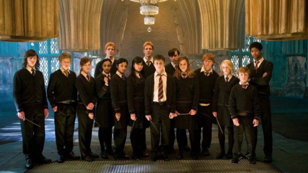 校服 經典電影《哈利波特》裡霍格華茲的校服也是參照英國學校的校服作為藍本。
