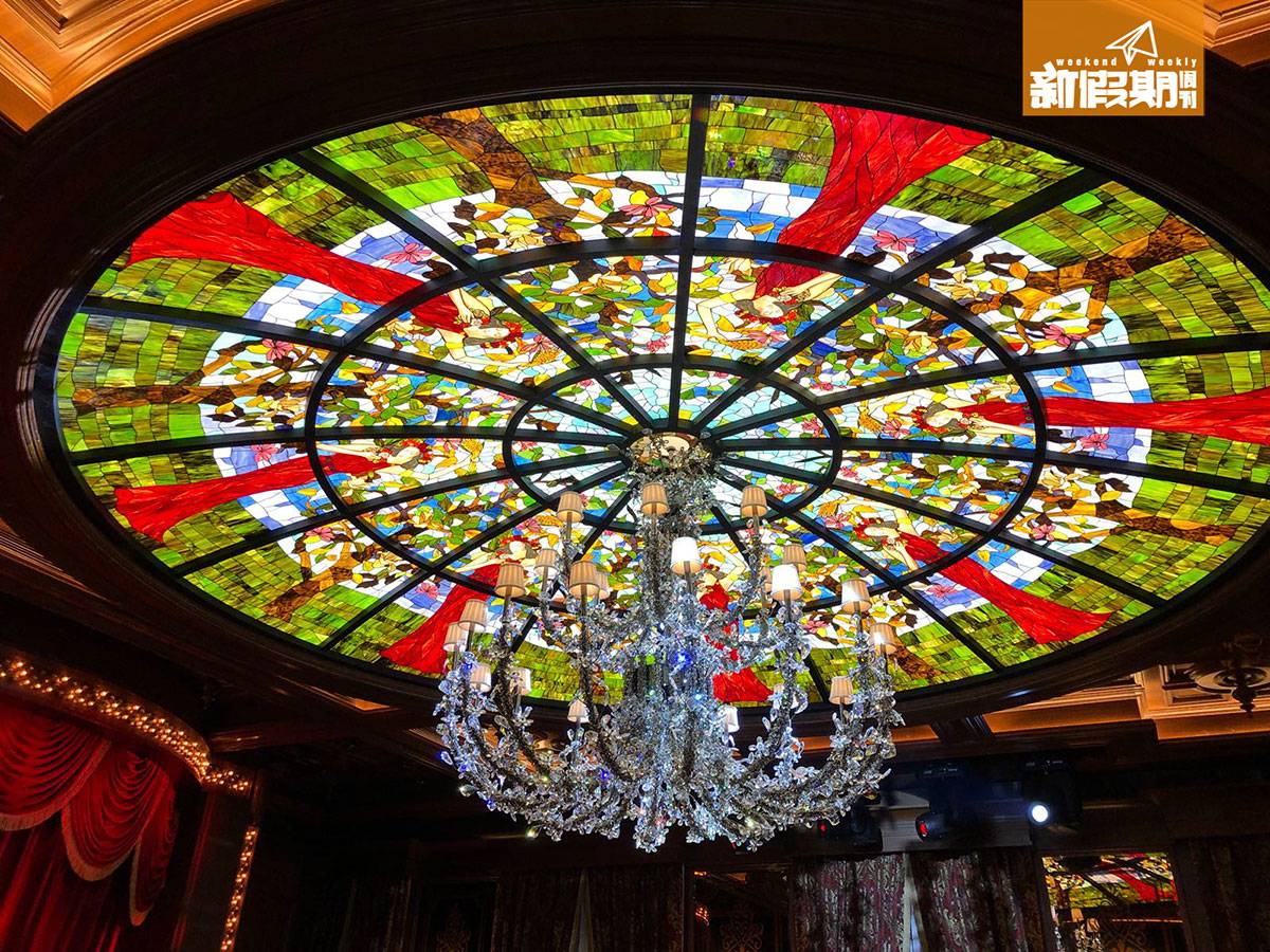 張敬軒 灣仔 仙后 餐廳 junon 天花要了4,000多塊玻璃拼切而成，顏色是軒仔親自設計。