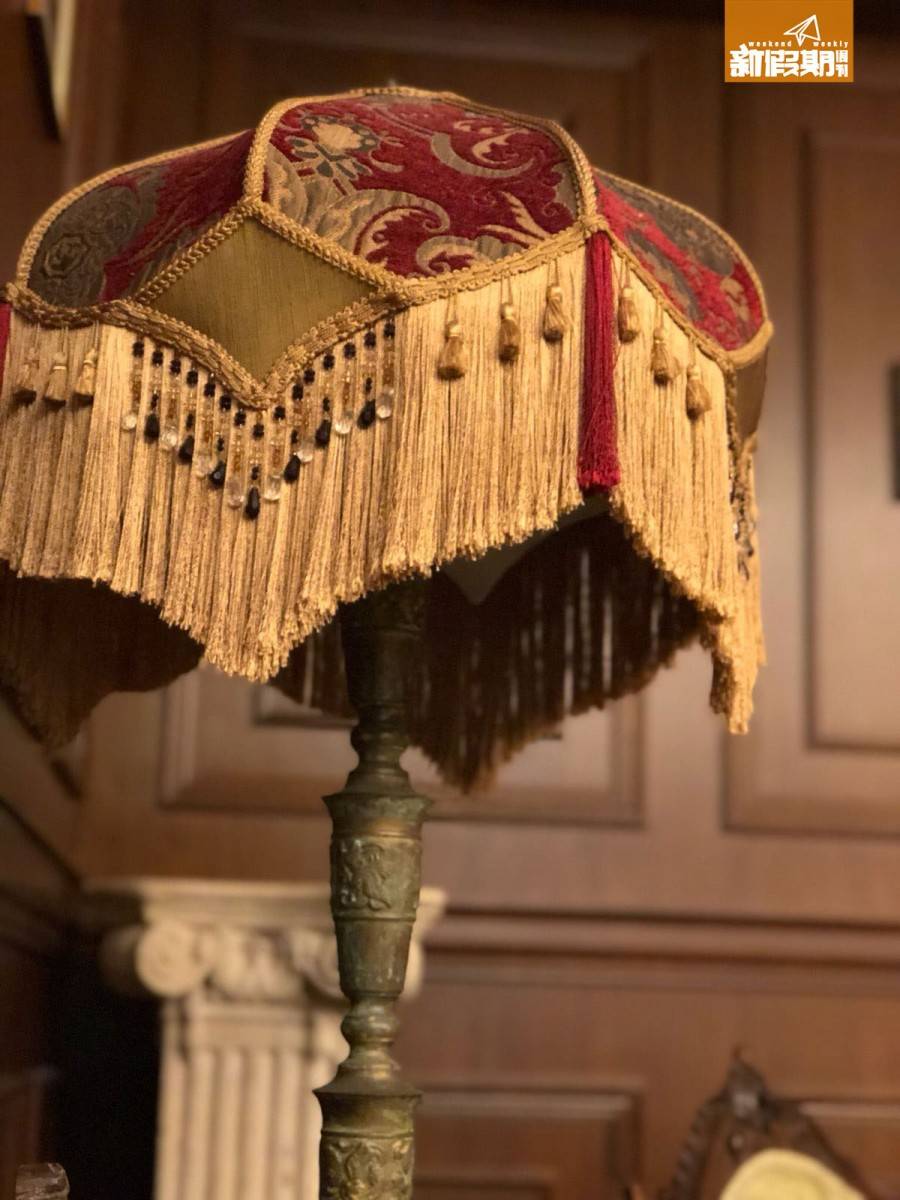張敬軒 灣仔 仙后 餐廳 junon 軒仔自家收藏的古董座地罩燈。