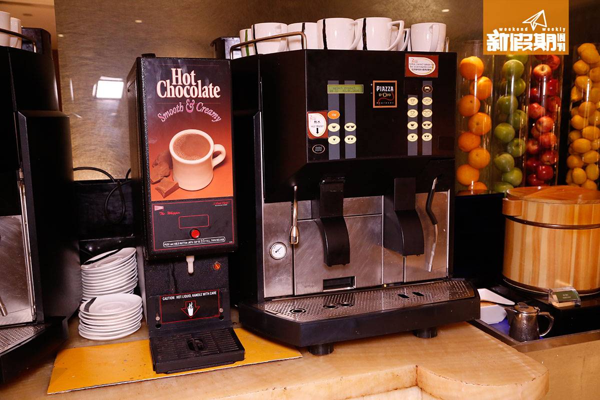 任食生蠔 自助餐 和牛 金域假日酒店 飲品是任飲的，有咖啡機和朱古力機。