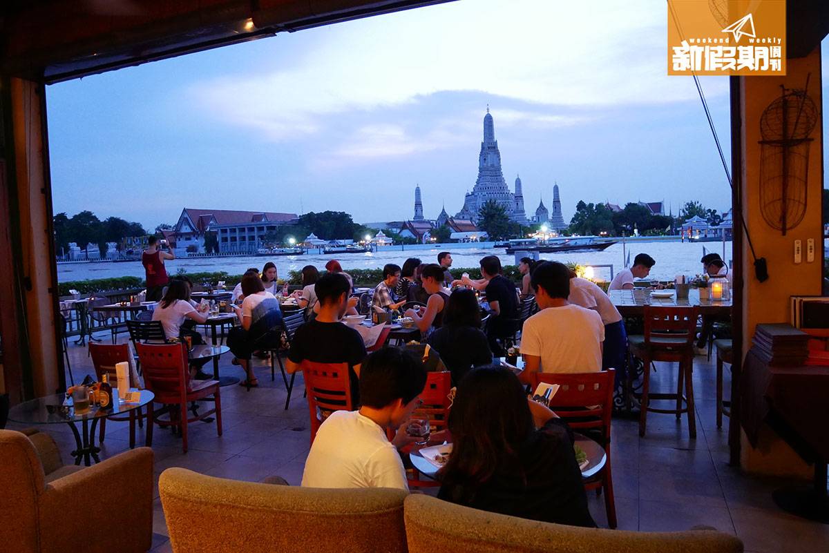 曼谷 胡慧冲 餐廳設有室內和戶外座位，都可以清楚看見鄭皇廟，絕對是最佳的觀賞日落位置。