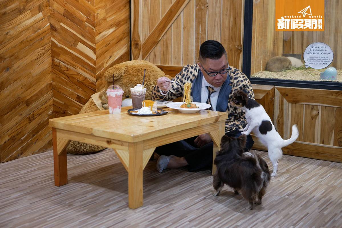 曼谷 胡慧冲 狗仔充當「 親善大使 」，陪客人一起用餐，Roger 都玩到唔記得食。