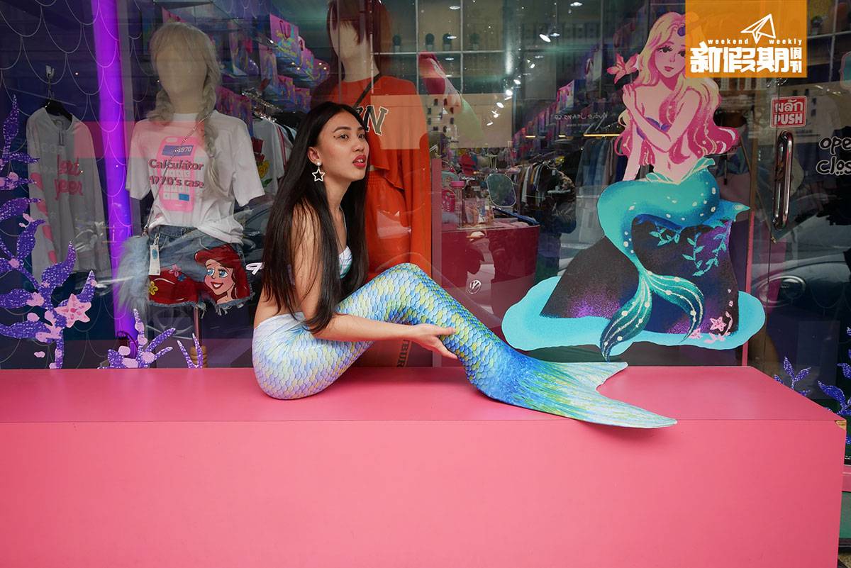 曼谷 胡慧冲 店內有美人魚服飾可以租借，女生們就可以一起 cosplay 美人魚啦！