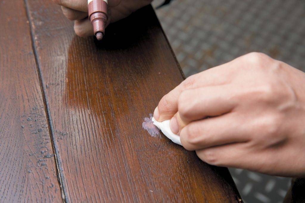 年廿八洗邋遢 2. 用濕布慢慢印開，造出自然的木紋。