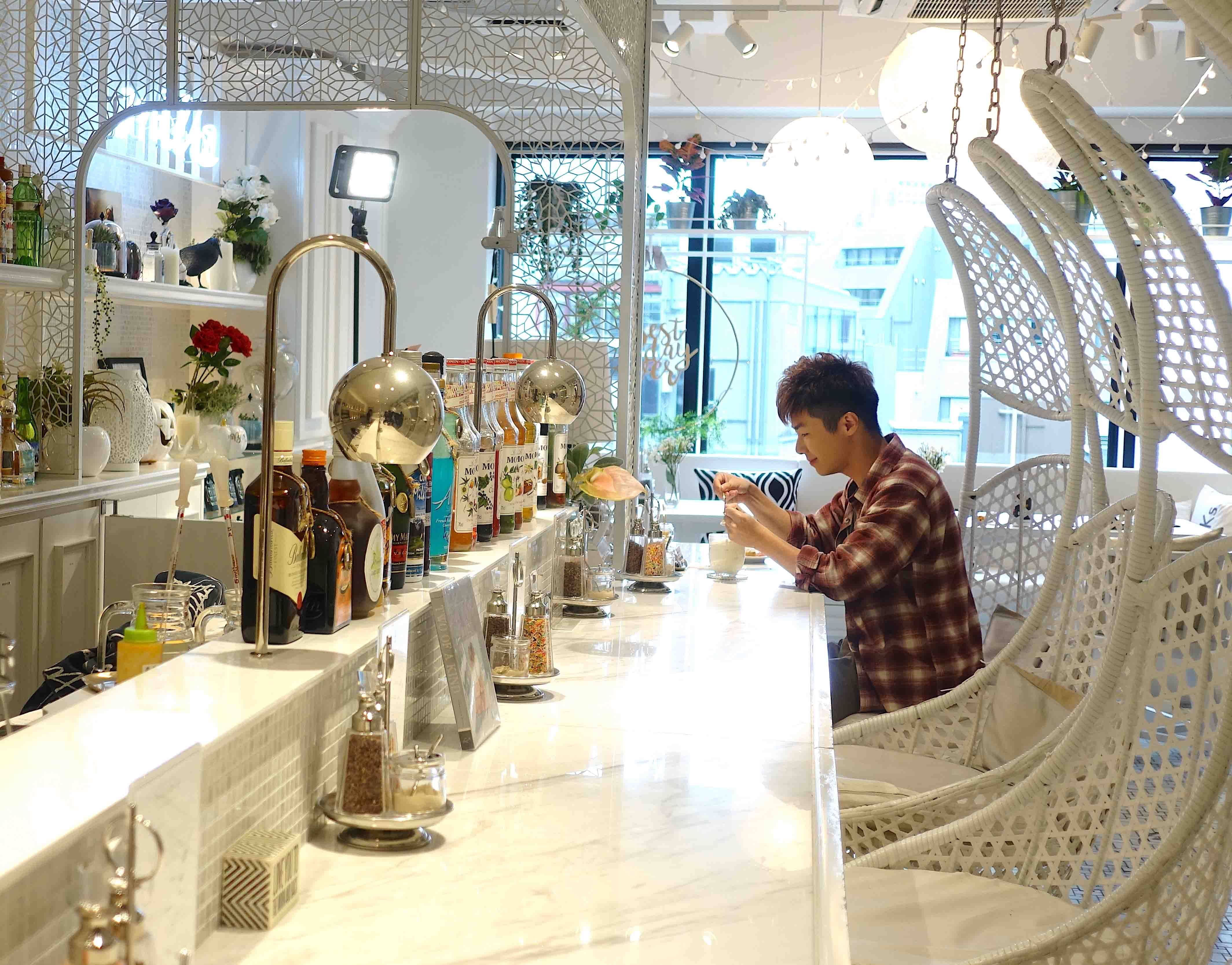 周奕瑋 雪糕店採全白色夢幻設計，充滿少女風。