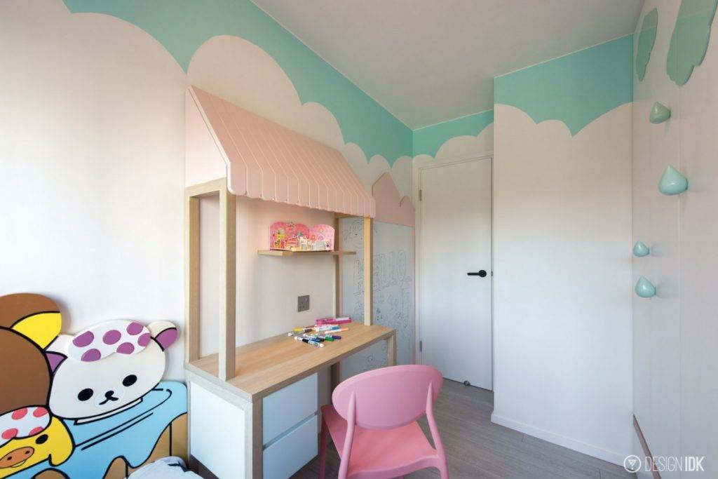 北歐風 女兒的房間，屋形書桌、卡通床頭板、設計師親筆勾畫的牆形圖案、大白畫板，充滿童趣。