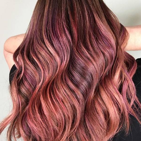 夏天染髮 名為「果汁色」的染髮相當適合夏天，以紅色為主，混合了淺粉和紫