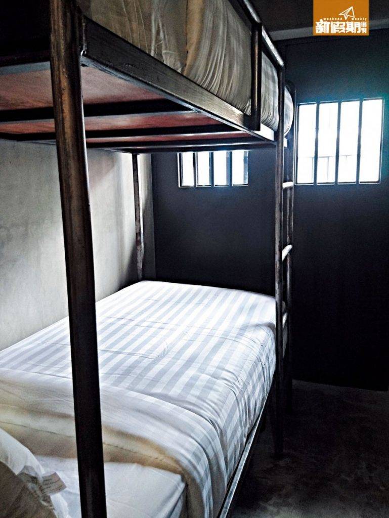 曼谷 新酒店 2018 為了更貼近監獄場景，每間客房的面積不大，只簡單設雙人碌架床和鐵枱，有種獨特的壓逼感。