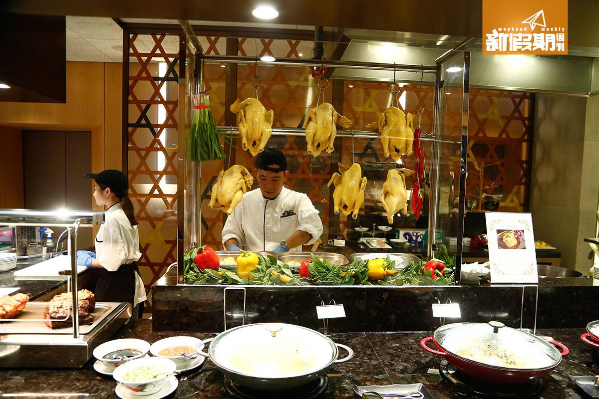 西環 自助餐 飲食優惠 龍蝦 燒味區掛上了多隻海南雞，肥美賣相非常吸引！