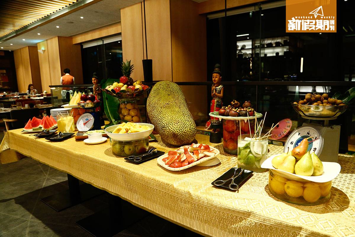 西環 自助餐 飲食優惠 龍蝦 一角有多款水果。